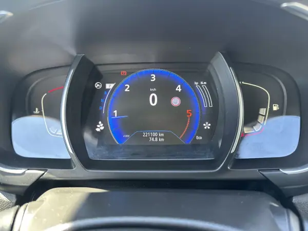 Renault Scénic 2016 - 10900 EUR, 220000 km - AUTO.MOTO.pt - 220000km - foto 43 de 66