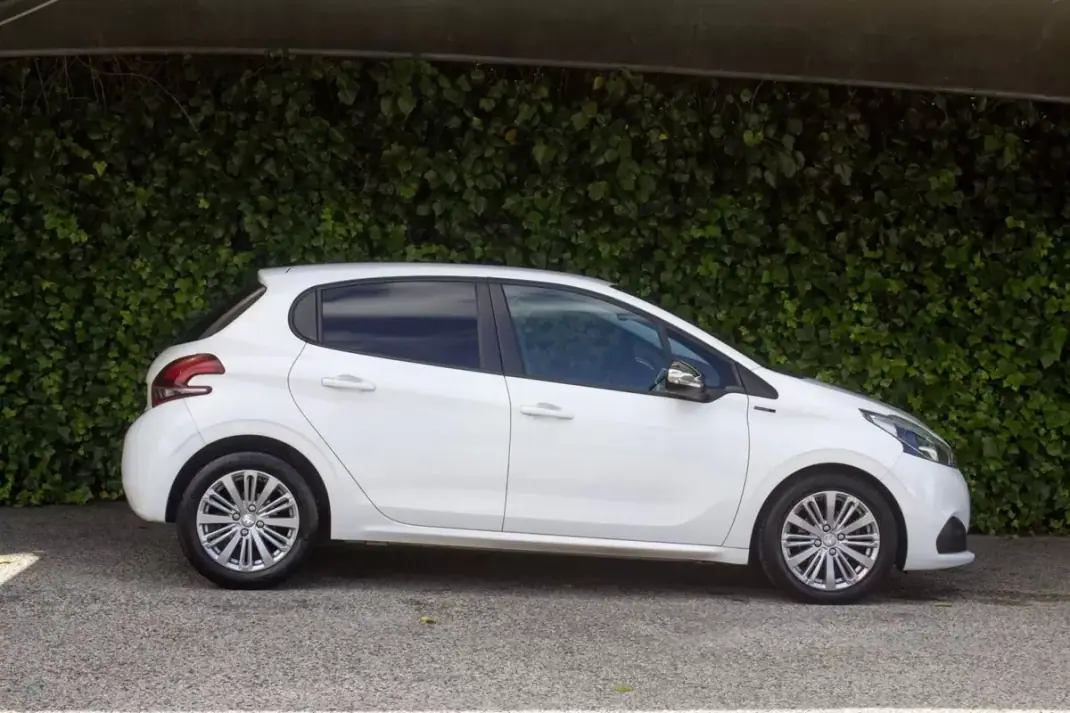 Peugeot 208 2019 - 11900 EUR, 130000 km - AUTO.MOTO.pt - 130000km - foto 6 de 16