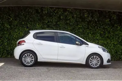 Peugeot 208 2019 - 11900 EUR, 130000 km - AUTO.MOTO.pt - 130000km - foto 6 de 16