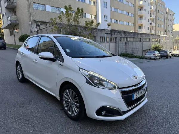 Peugeot 208 2018 - 9450 EUR, 128000 km - AUTO.MOTO.pt - 128000km - foto 2 de 14