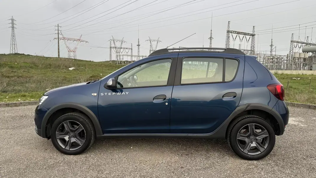 Dacia Sandero 2017 - 9750 EUR, 76000 km - AUTO.MOTO.pt - 76000km - foto 8 de 12