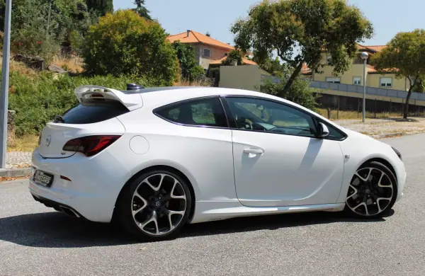 Opel Astra Coupe 2016 - 23000 EUR, 90000 km - AUTO.MOTO.pt - 90000km - foto 6 de 32