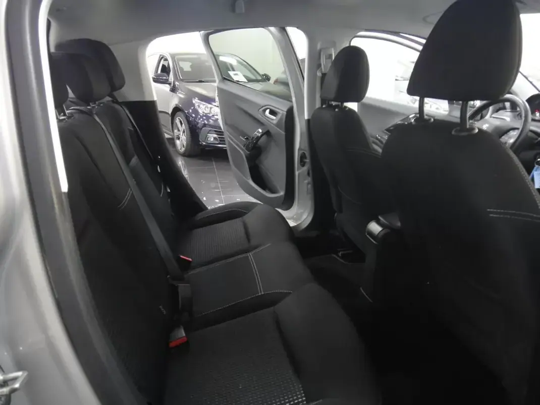 Peugeot 208 2018 - 9900 EUR, 84000 km - 84000km - foto 17 de 26
