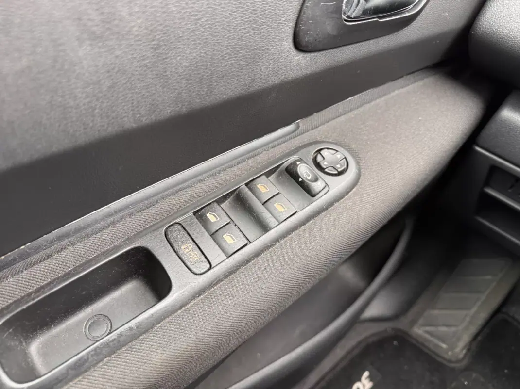 Peugeot 3008 2011 - 7900 EUR, 218000 km - AUTO.MOTO.pt - 218000km - foto 15 de 22