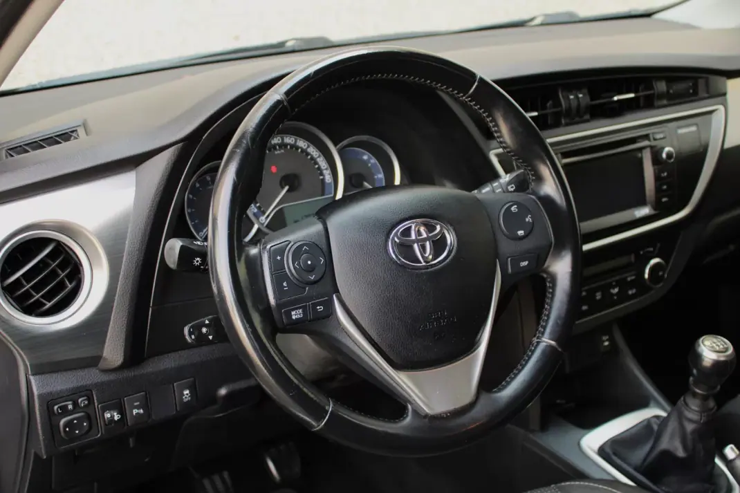 Toyota Auris 2012 - 11500 EUR, 179433 km - AUTO.MOTO.pt - 179433km - foto 11 de 34