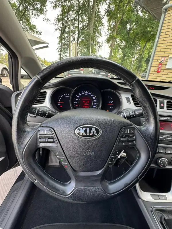 Kia Ceed SW 2015 - 8300 EUR, 151000 km - AUTO.MOTO.pt - 151000km - foto 8 de 13