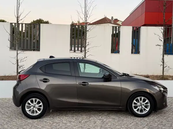 Mazda 2 2015 - 11950 EUR, 60000 km - 60000km - foto 8 de 27