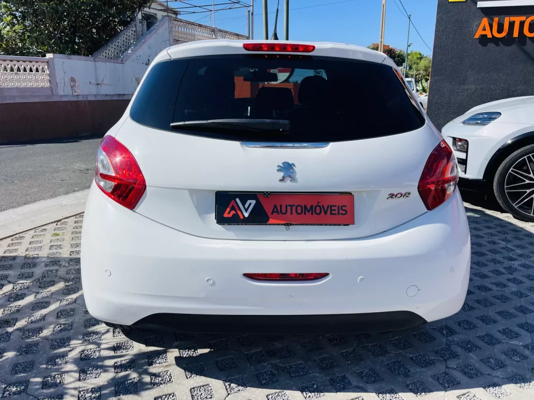 Peugeot 208 2013 - 9950 EUR, 188022 km - AUTO.MOTO.pt - 188022km - foto 6 de 12