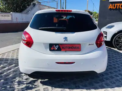 Peugeot 208 2013 - 9950 EUR, 188022 km - AUTO.MOTO.pt - 188022km - foto 6 de 12