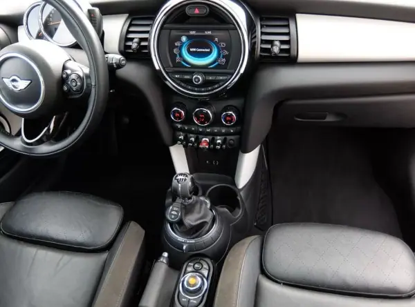 MINI Cooper 2016 - 14990 EUR, 148000 km - AUTO.MOTO.pt - 148000km - foto 18 de 20