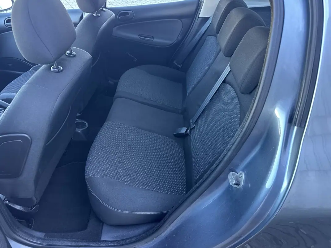 Peugeot 206 2010 - 5990 EUR, 158000 km - AUTO.MOTO.pt - 158000km - foto 13 de 16
