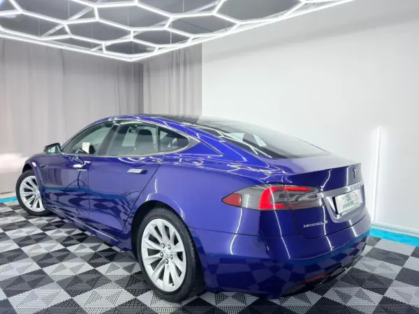 Tesla Model S 2018 - 19500 EUR, 260000 km - AUTO.MOTO.pt - 260000km - foto 5 de 23