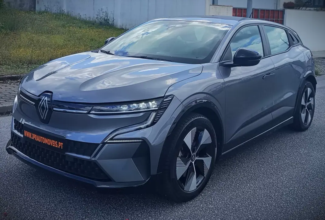 Renault Mégane E-Tech 2022 - 20490 EUR, 95500 km - AUTO.MOTO.pt - 95500km - foto 1 de 19
