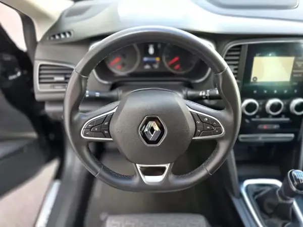 Renault Mégane 2021 - 15400 EUR, 63000 km - AUTO.MOTO.pt - 63000km - foto 14 de 29