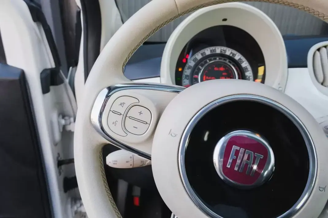 Fiat 500 2021 - 9999 EUR, 108000 km - AUTO.MOTO.pt - 108000km - foto 25 de 28