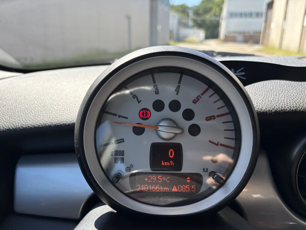 MINI Cooper 2008 - 8900 EUR, 210000 km - AUTO.MOTO.pt - 210000km - foto 11 de 12