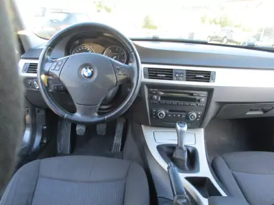 BMW 320 2009 - 8900 EUR, 236000 km - AUTO.MOTO.pt - 236000km - foto 9 de 12