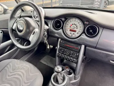 MINI 3 Portas 2003 - 5500 EUR, 299000 km - AUTO.MOTO.pt - 299000km - foto 10 de 19
