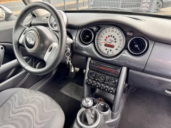 MINI 3 Portas 2003 - 5500 EUR, 299000 km - AUTO.MOTO.pt - 299000km - foto 10 de 19