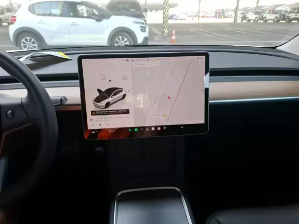 Tesla Model 3 2023 - 31900 EUR, 42949 km - AUTO.MOTO.pt - 42949km - foto 6 de 9