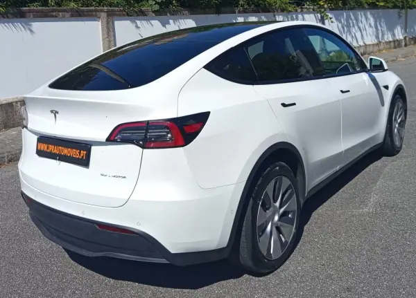 Tesla Model Y 2022 - 35750 EUR, 78615 km - AUTO.MOTO.pt - 78615km - foto 6 de 21