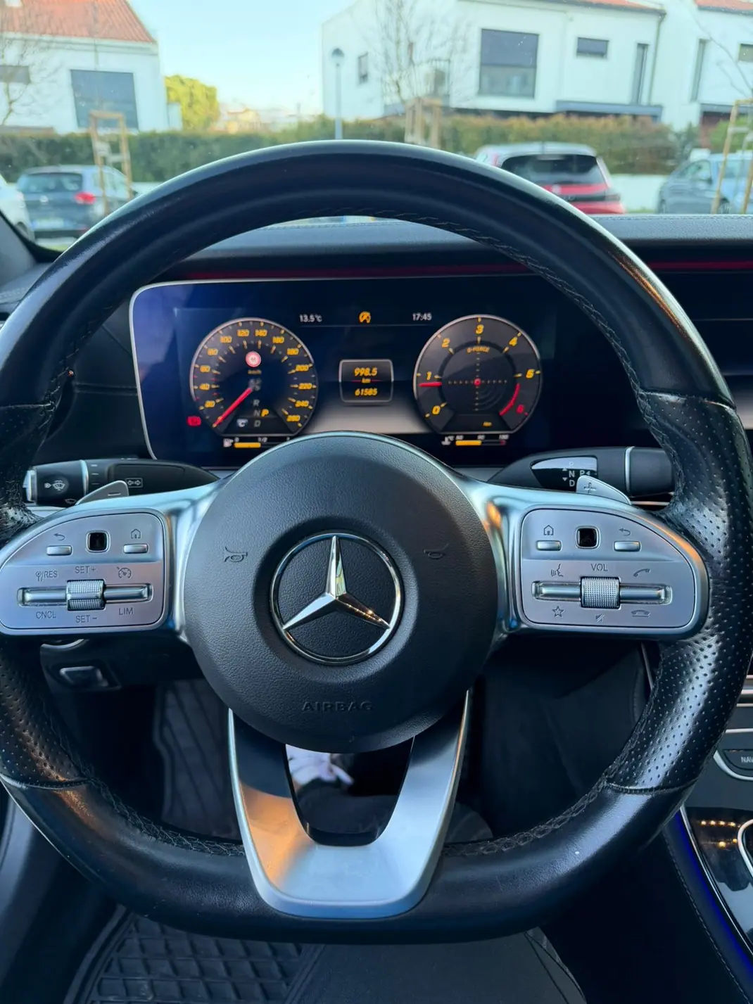 Mercedes-Benz E 300 2018 - 39000 EUR, 62500 km - AUTO.MOTO.pt - 62500km - foto 8 de 12