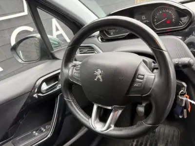 Peugeot 208 2017 - 8450 EUR, 147931 km - AUTO.MOTO.pt - 147931km - foto 6 de 9