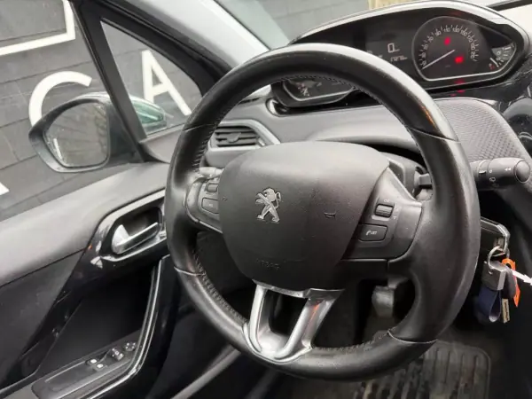 Peugeot 208 2017 - 8450 EUR, 147931 km - AUTO.MOTO.pt - 147931km - foto 6 de 9