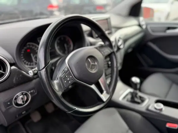 Mercedes-Benz B 180 2014 - 11900 EUR, 259000 km - AUTO.MOTO.pt - 259000km - foto 12 de 17