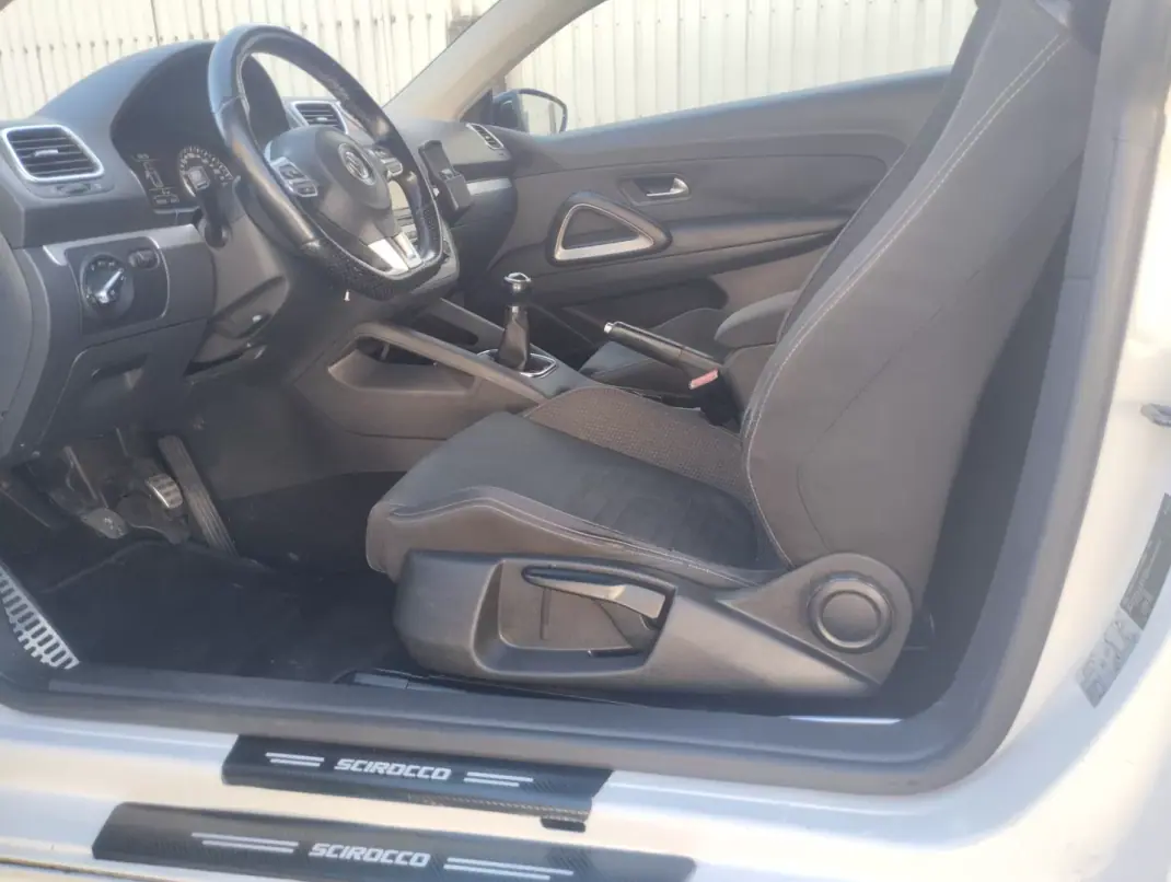 Volkswagen Scirocco 2011 - 10000 EUR, 215000 km - AUTO.MOTO.pt - 215000km - foto 20 de 30