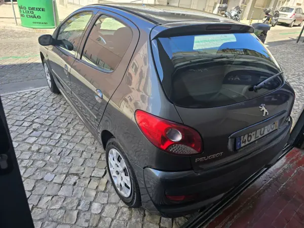 Peugeot 206 2011 - 4000 EUR, 254500 km - AUTO.MOTO.pt - 254500km - foto 6 de 18