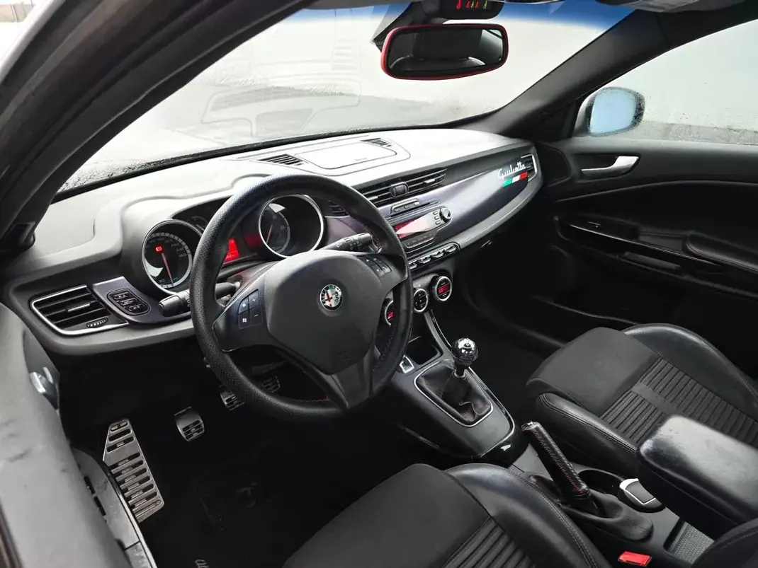 Alfa Romeo Giulietta 2011 - 5990 EUR, 200000 km - AUTO.MOTO.pt - 200000km - foto 11 de 23