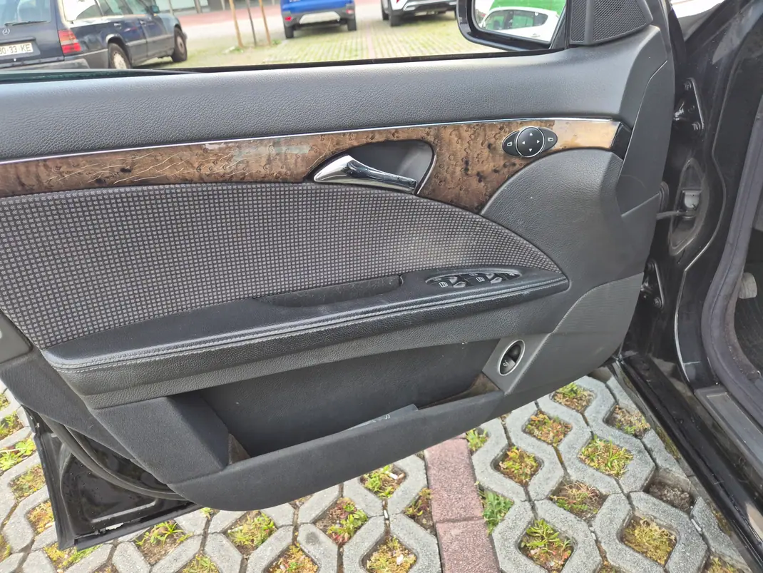 Mercedes-Benz E 220 2003 - 4900 EUR, 490000 km - AUTO.MOTO.pt - 490000km - foto 11 de 16