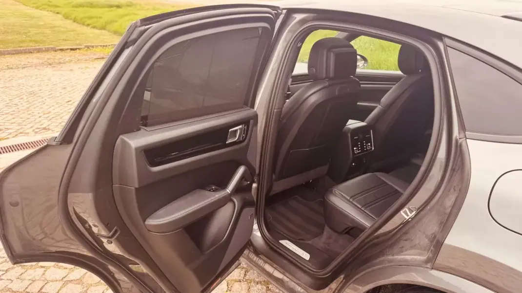 Porsche Cayenne Coupé 2019 - 57500 EUR, 247000 km - AUTO.MOTO.pt - 247000km - foto 20 de 25