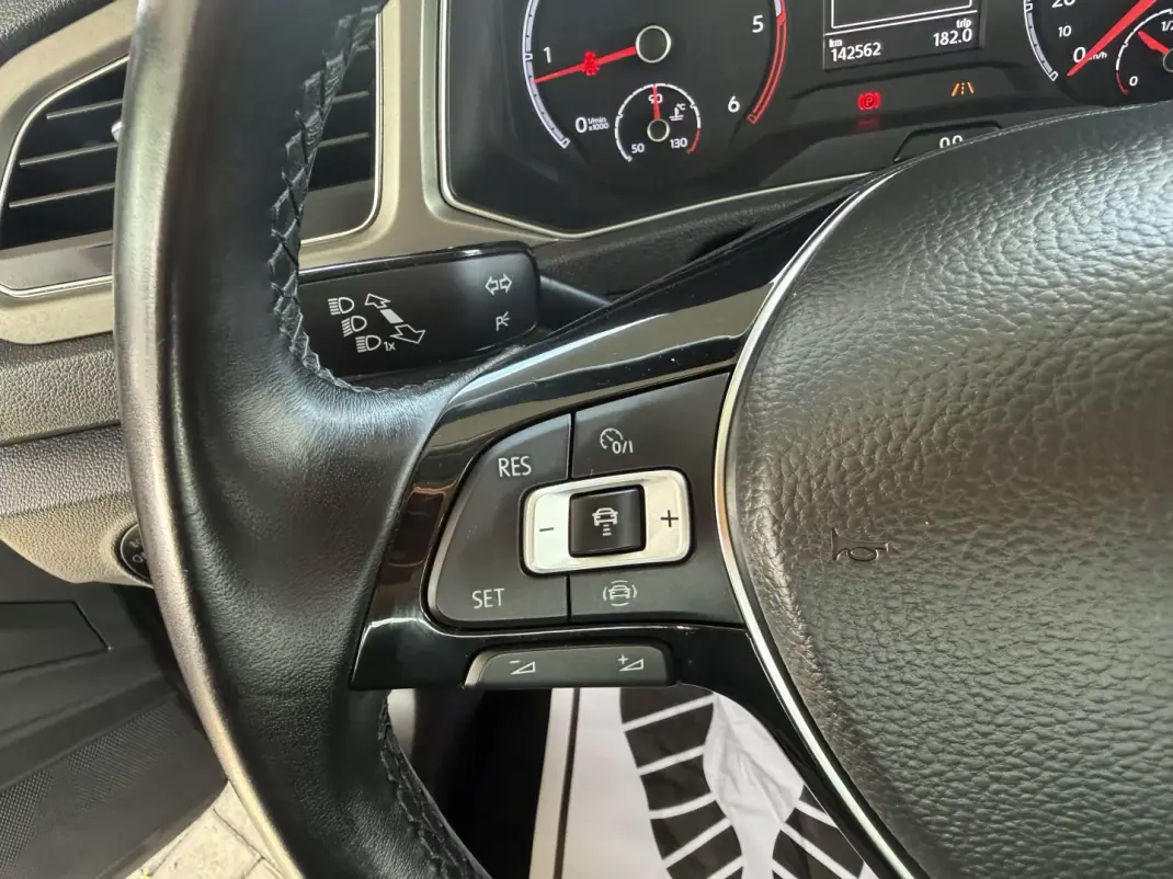 Volkswagen T-Roc 2020 - 19850 EUR, 142560 km - AUTO.MOTO.pt - 142560km - foto 16 de 20