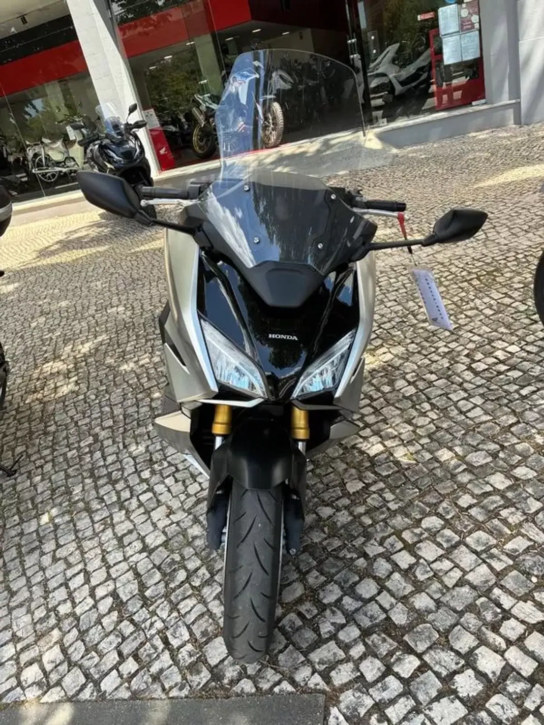 Honda Forza 2022 - 8250 EUR, 37616 km - AUTO.MOTO.pt - 37616km - foto 9 de 14