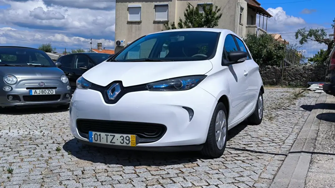 Renault Zoe 2017 - 8950 EUR, 117586 km - AUTO.MOTO.pt - 117586km - foto 1 de 8