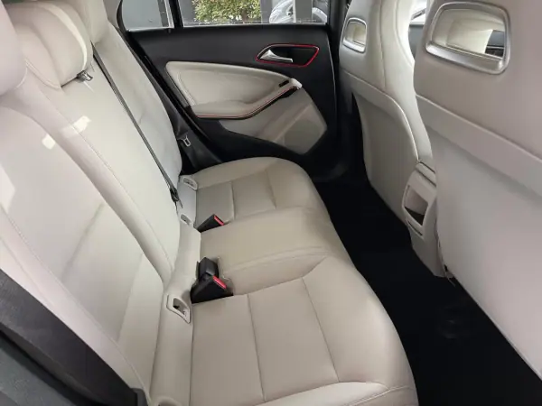 Mercedes-Benz CLA 200 2015 - 14900 EUR, 300000 km - AUTO.MOTO.pt - 300000km - foto 13 de 14