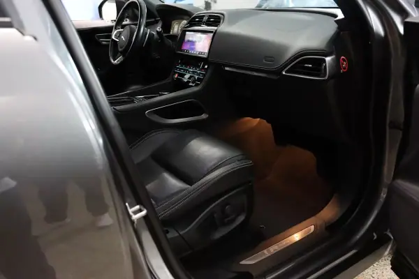 Jaguar F-Pace 2018 - 33900 EUR, 70000 km - AUTO.MOTO.pt - 70000km - foto 23 de 39