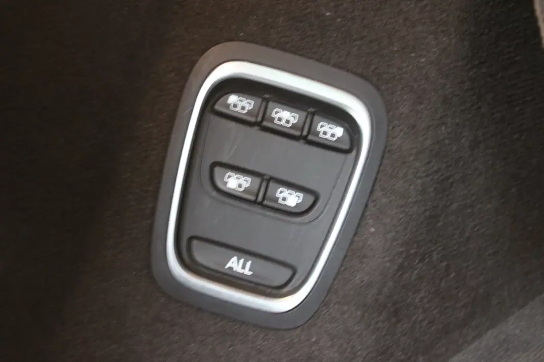 Renault Espace 2017 - 17900 EUR, 171000 km - AUTO.MOTO.pt - 171000km - foto 26 de 31