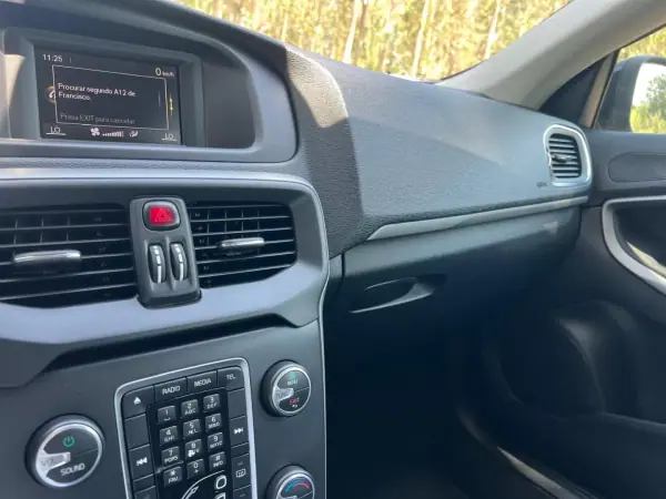 Volvo V40 2017 - 15900 EUR, 120000 km - AUTO.MOTO.pt - 120000km - foto 35 de 39