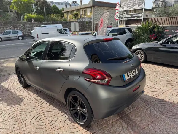 Peugeot 208 2015 - 8900 EUR, 195000 km - AUTO.MOTO.pt - 195000km - foto 10 de 29