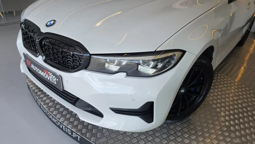 BMW 330 2019 - 22900 EUR, 111028 km - AUTO.MOTO.pt - 111028km - foto 26 de 54