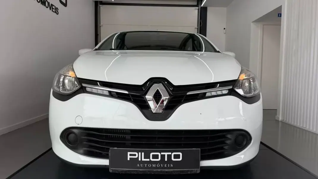 Renault Clio 2015 - 9990 EUR, 83183 km - AUTO.MOTO.pt - 83183km - foto 4 de 19