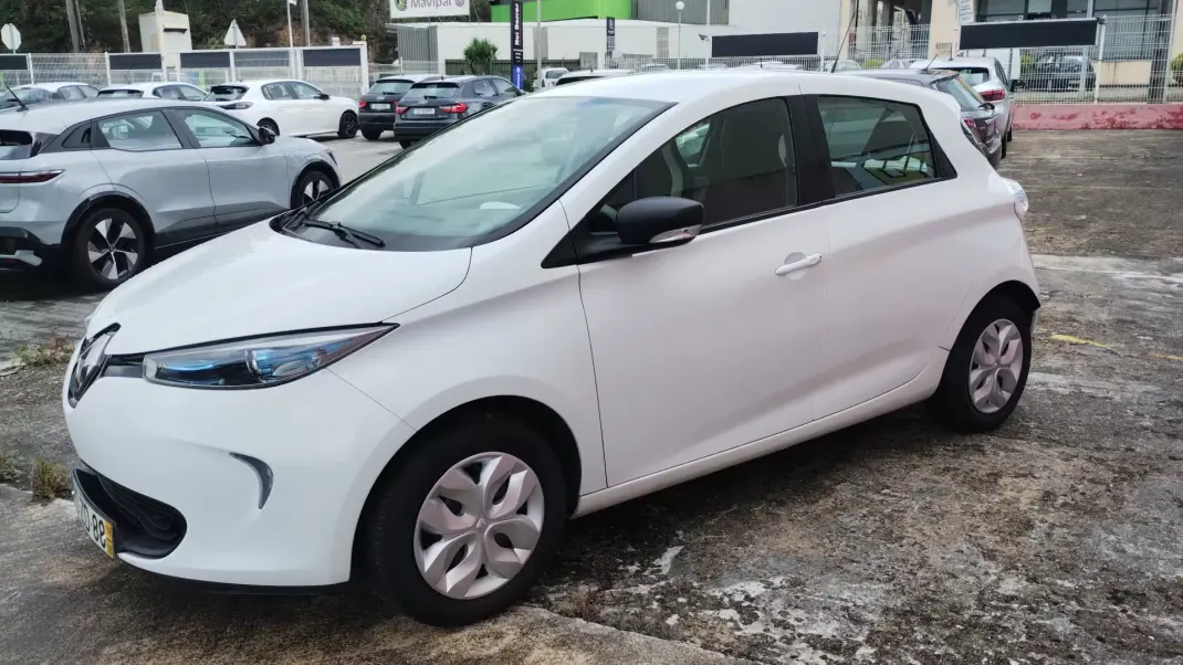 Renault Zoe 2019 - 12500 EUR, 70000 km - AUTO.MOTO.pt - 70000km - foto 7 de 28