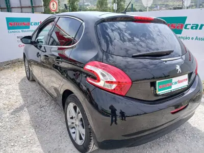 Peugeot 208 2013 - 7450 EUR, 80448 km - AUTO.MOTO.pt - 80448km - foto 10 de 25