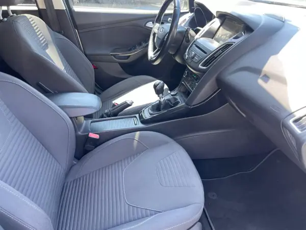 Ford Focus 2015 - 8900 EUR, 137000 km - AUTO.MOTO.pt - 137000km - foto 12 de 13
