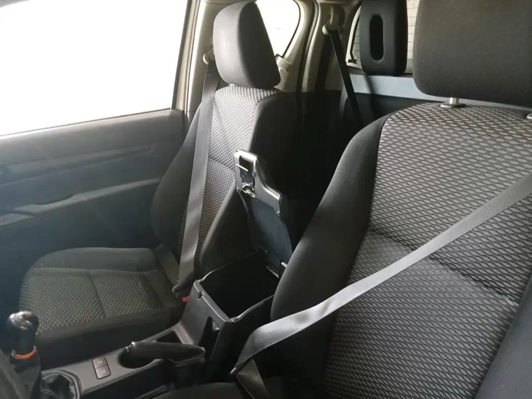 Toyota HILUX 2.4 D-4D 4WD CE 3 L CH 2018 - 23900 EUR, 172409 km - AUTO.MOTO.pt - 172409km - foto 5 de 10