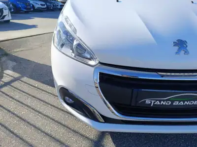 Peugeot 208 2017 - 11500 EUR, 81000 km - AUTO.MOTO.pt - 81000km - foto 13 de 24
