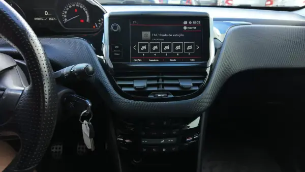 Peugeot 2008 2018 - 16750 EUR, 88000 km - AUTO.MOTO.pt - 88000km - foto 13 de 20